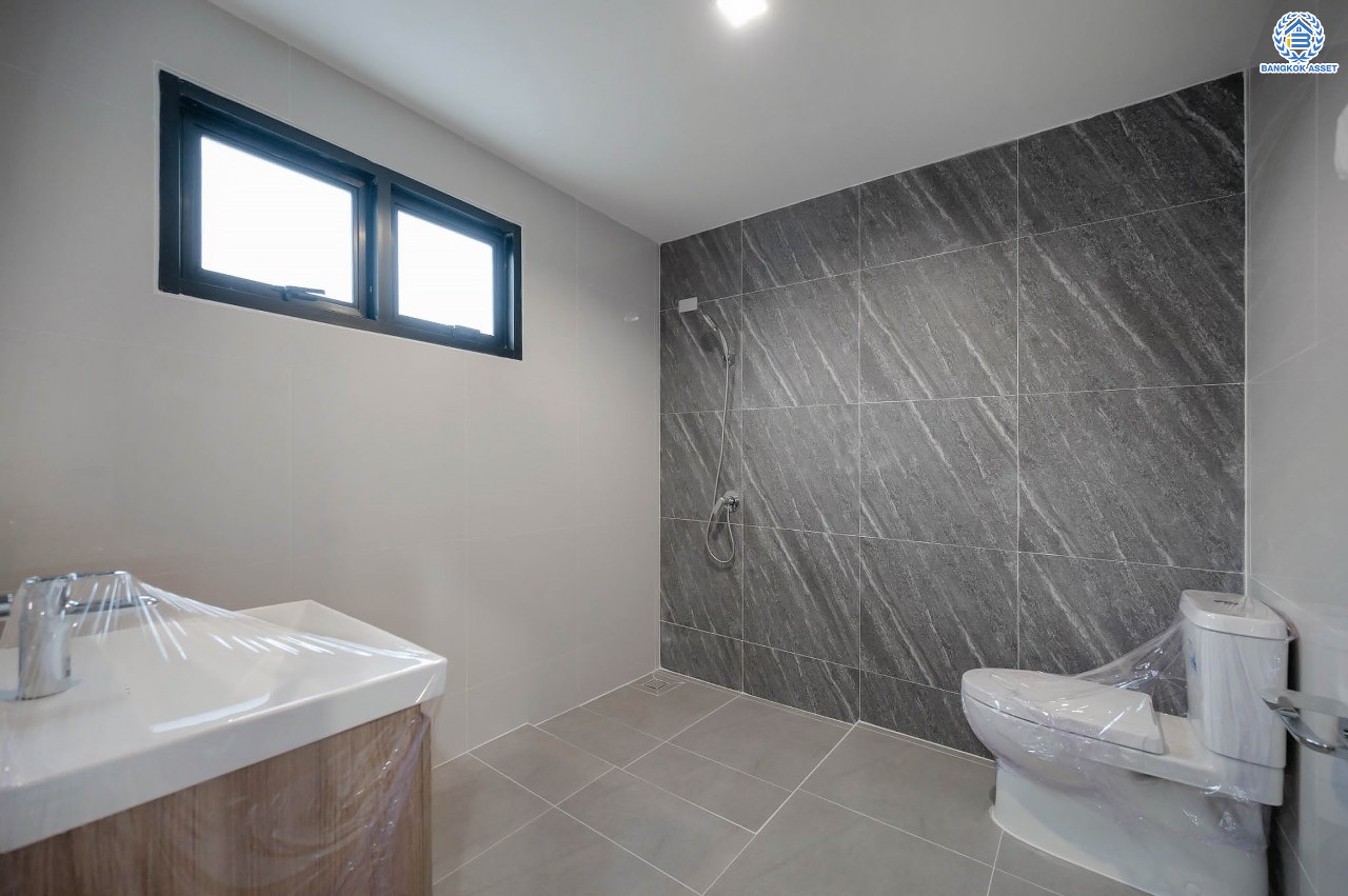 บ้านมือสองตกแต่งใหม่ โครงการ พฤกษ์ภิรมย์รีเจนท์ ปิ่นเกล้า บนสังคมคุณภาพจากแบรนด์ Q.House หลังใหญ่กว่า 113.4 ตร.ว. ดีไซน์ทันสมัยฟังก์ชัน 5 ห้องนอน (ห้องนอนชั้นล่าง 1 ห้อง) 5 ห้องน้ำ 1 ห้องแม่บ้าน จอดรถได้ 3 คัน บนที่สุดแห่งทำเลศักยภาพ หน้าโครงการติดถ.กาญจนาภิเษก เชื่อมต่อทุกการเดินทาง ใกล้จุดขึ้นทางด่วน "ศรีรัช" และรถไฟฟ้าสายสีม่วง "สถานีตลาดบางใหญ่"